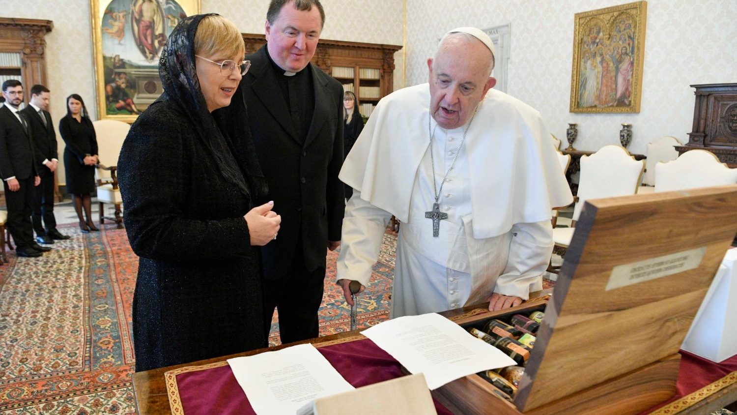 Le Pape François aux côtés de la présidente slovène Natasa Pirc Musar © Vatican Media