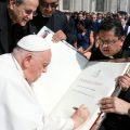 Le pape François bénit l'Évangile pour le Congrès eucharistique international de l’Équateur lors de l'audience générale du 24 mai 2023 © Vatican Media