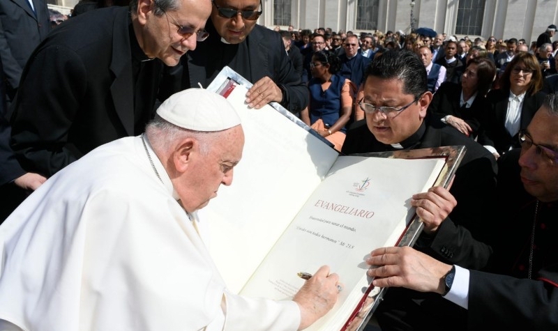 Le pape François bénit l'Évangile pour le Congrès eucharistique international de l’Équateur lors de l'audience générale du 24 mai 2023 © Vatican Media