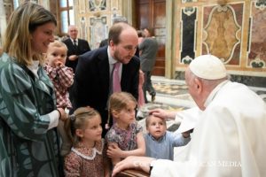 Le pape François bénissant des enfants d’une famille en avril 2023
