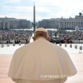 Le pape François face à la foule Place Saint-Pierre