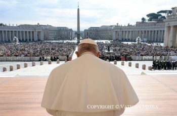 Le pape François face à la foule Place Saint-Pierre