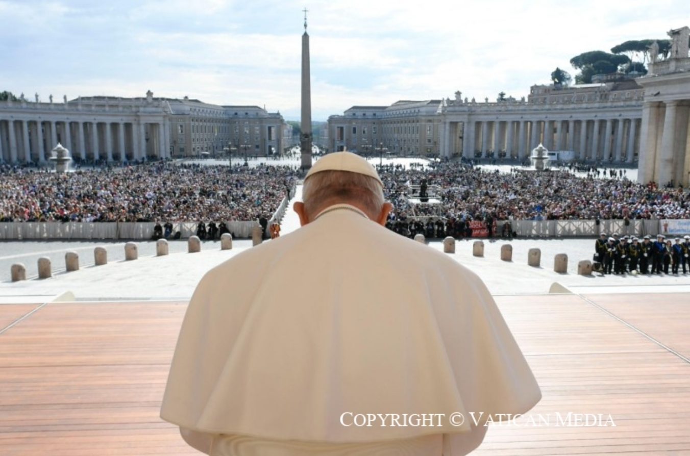 Le pape François face à la foule Place Saint-Pierre