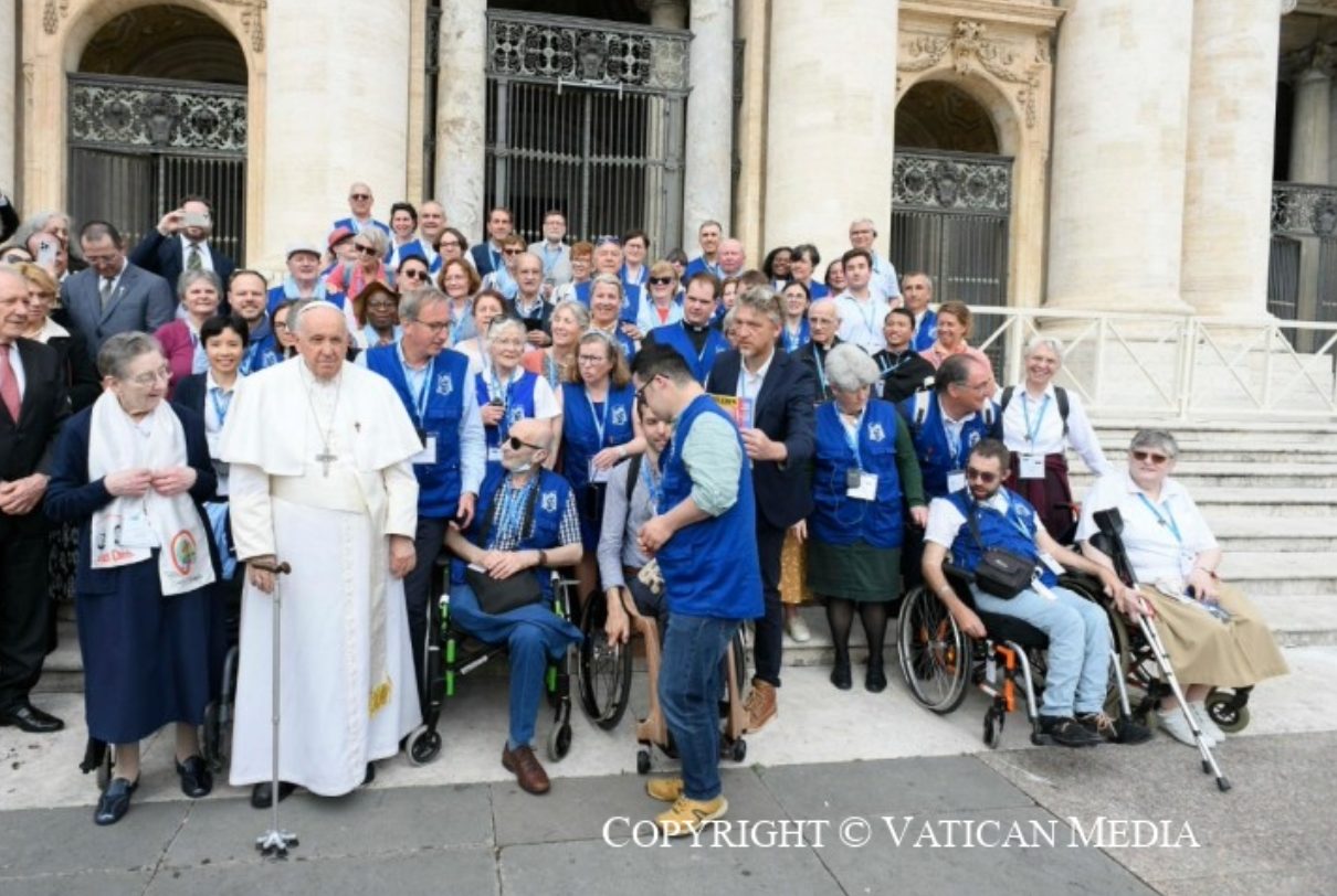 Le pape François salue des malades lors de l’audience générale du 3 mai dernier