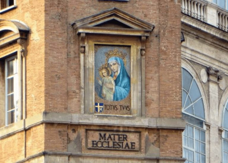 Marie, Mater Ecclesiae, sur la Place Saint-Pierre