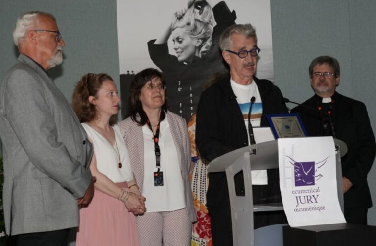 Joel Ruml, Anne-Laure Fihol (memebres du Jury), Wim Wenders (lauréat) et le père Néstor Briceño, le Président du Jury oecuménique