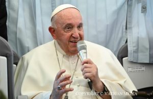 Le pape lors de sa conférence de presse lors du vol retour de Hongrie