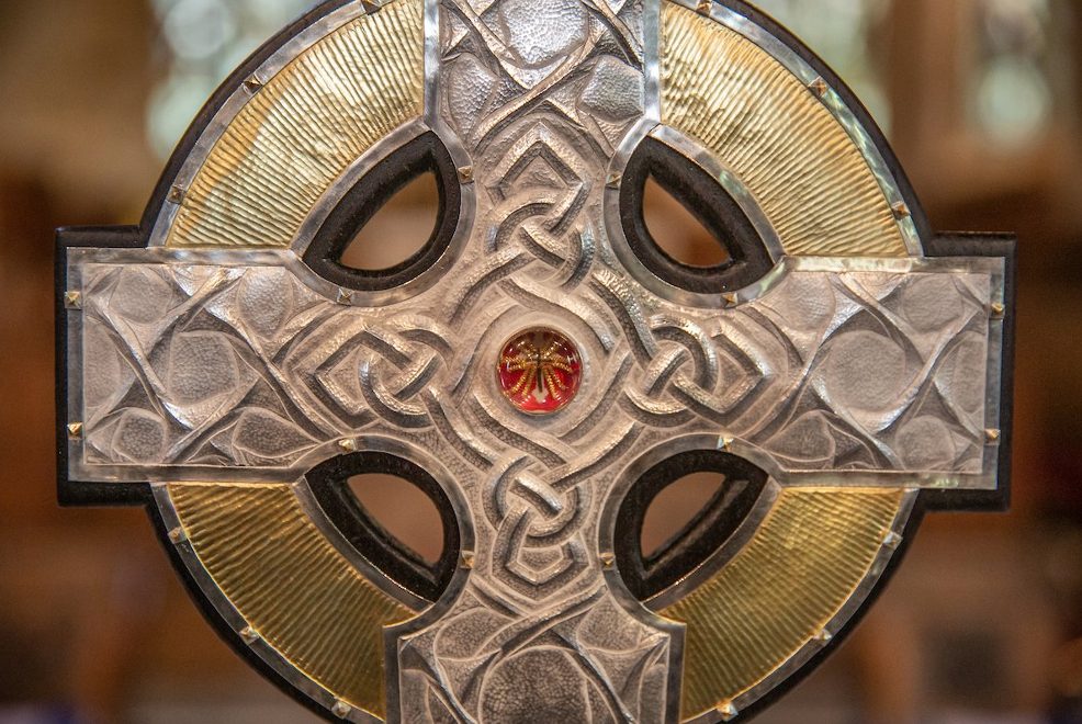 Croix processionnelle utilisée lors du couronnement du Roi Charles III. © Église Au Pays de Galles / Dave Custance