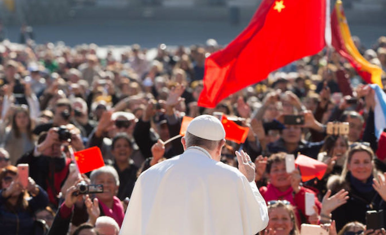 Pape François saluant un groupe des chinois © La Civilita Cattolica