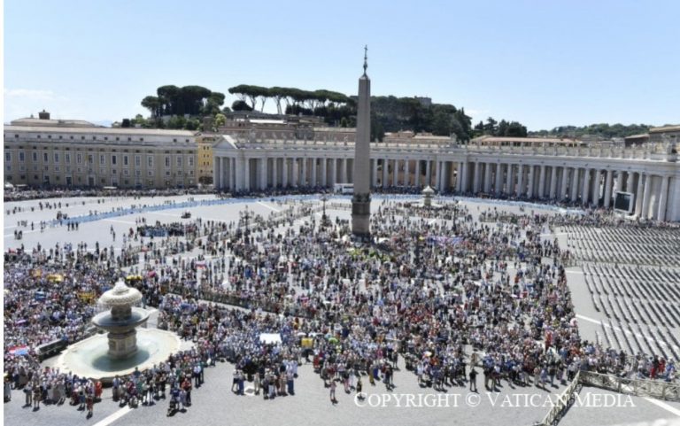 La foule rassemblée pour l’angélus de ce dimanche 25 juin.