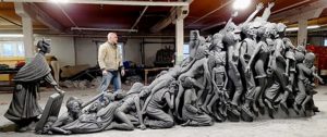 Sculpture Let The Oppressed Go Free de l’artiste canadien Timothy Schamlz @ timothypaulschmalz.com