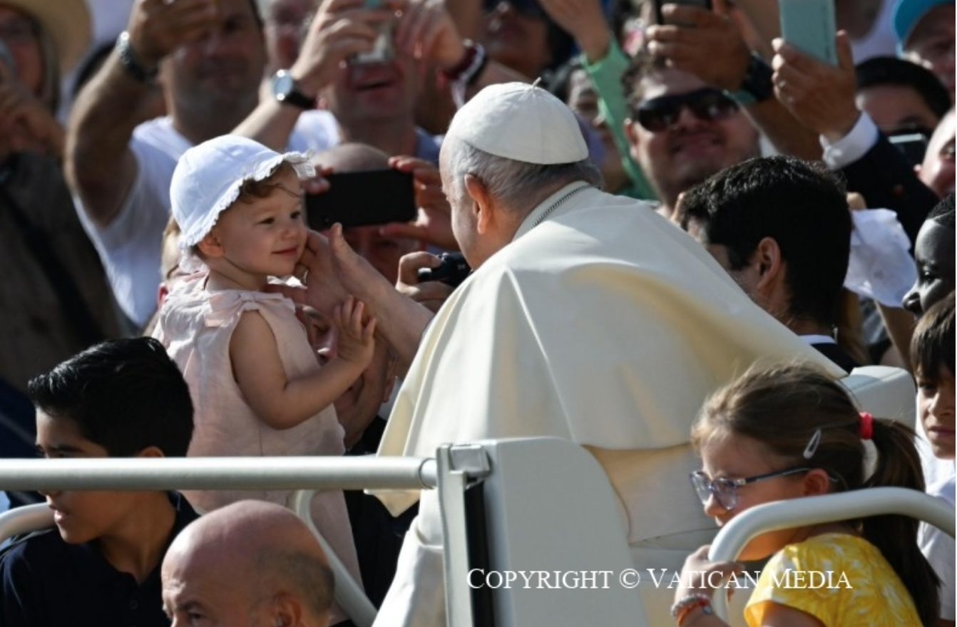 Pape François saluant un jeune enfant