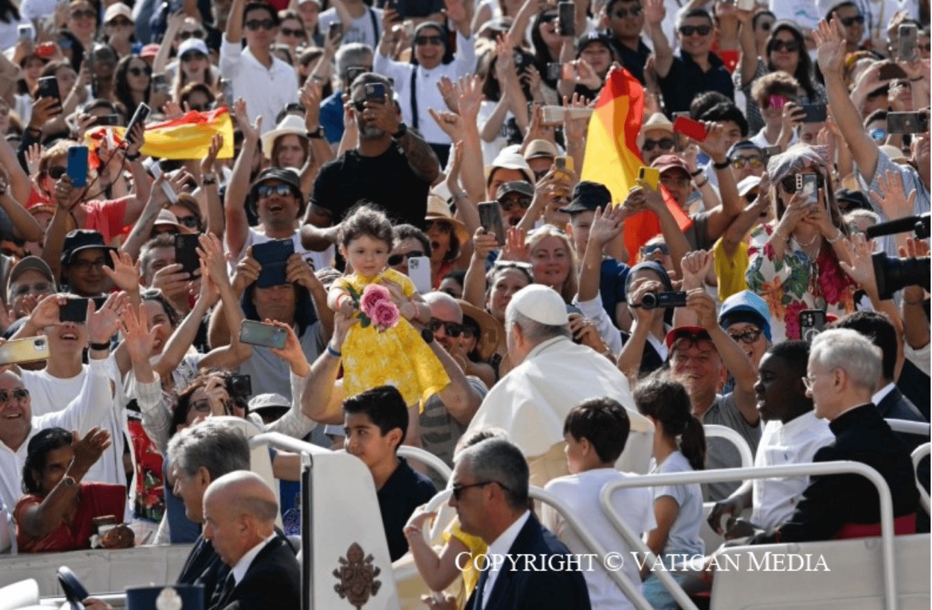Pape François au milieu de la foule lors de l’audience générale de ce jour
