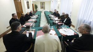 Conseil des cardinaux réuni autour du pape François. © Vatican Media