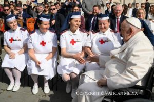 Pape François saluant des infirmières à l'audience générale du 29 mars 2023. © Vatican Media