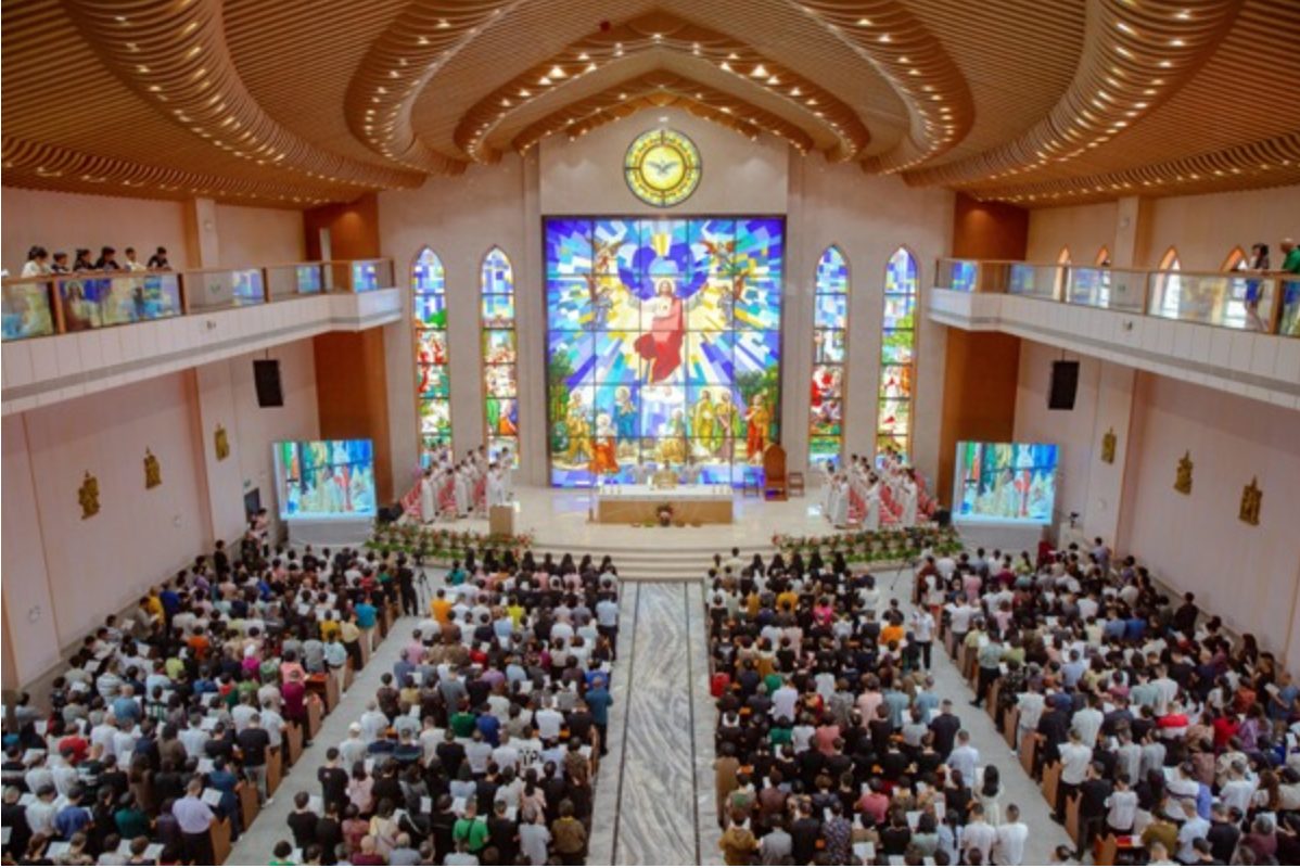 Intérieur de l’église du Sacré-Cœur de Jésus à Huangzhong © xinde.org