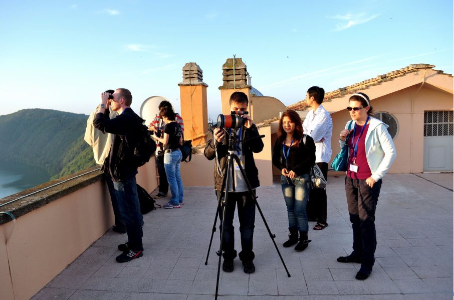 Étudiants diplômés en astronomie observant le passage de Vénus © Observatoire du Vatican