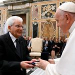 Le pape François remet un prix à M. Sergio Mattarella. © Vatican Media