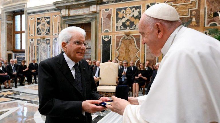 Le pape François remet un prix à M. Sergio Mattarella. © Vatican Media