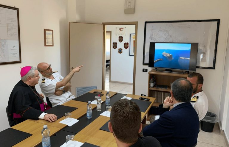 Mgr Santo Marcianò s’entretenant avec les autorités du port de Gioia Tauro © Ordinariato Militare – UCS