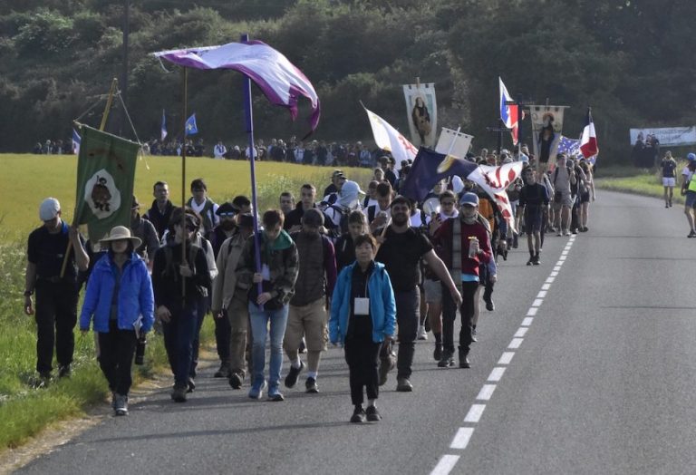 Pèlerins en marche vers Chartres © Association N D de Chrétienté