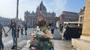 Des déchets au Vatican © Twitter @cristinacg74