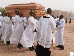Funérailles du séminariste Michael Nadi, enlevé et assassiné dans son séminaire du Bon Pasteur à Kaduna, au nord du Nigeria © AED
