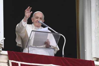 Le pape salue la foule lors de l’angélus du dimanche 2 juillet © Vatican Media