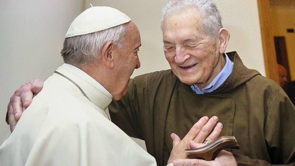 Le pape François avec le père Luis Pascual Dri © COPE