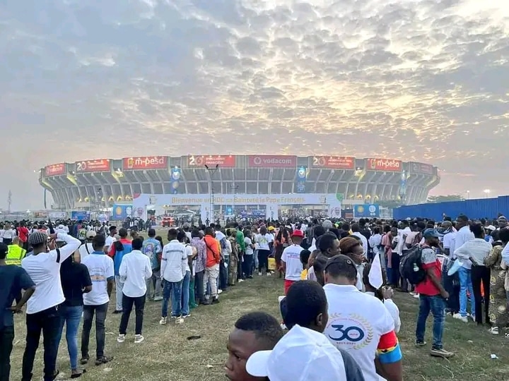 Des jeunes congolais faisant le rang lors de la rencontre du pape François avec les jeunes au Stade des Martyrs de Kinshasa © Commission de communication sociale de la Cenco