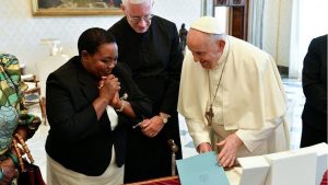 Le pape François avec Madame Robinah Nabbanja Première ministre de l'Ouganda © Vatican Media 