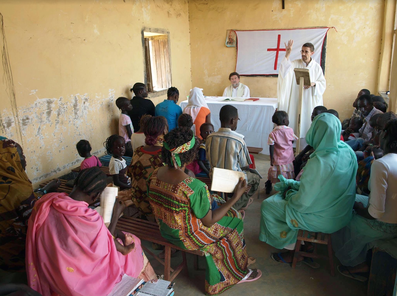 Le père Jorge Naranjo, prêtre combonien, avec sa communauté au Soudan © AED/ACN