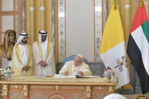 Le pape François signe le livre d'honneur au palais présidentiel d'Abu Dhabi © Vatican Media