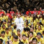 Le pape au milieu des jeunes de « L'été pour les enfants au Vatican » © Vatican Media