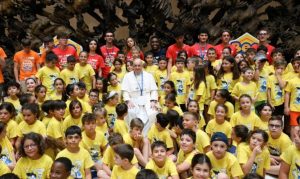 Le pape au milieu des jeunes de « L'été pour les enfants au Vatican » © Vatican Media
