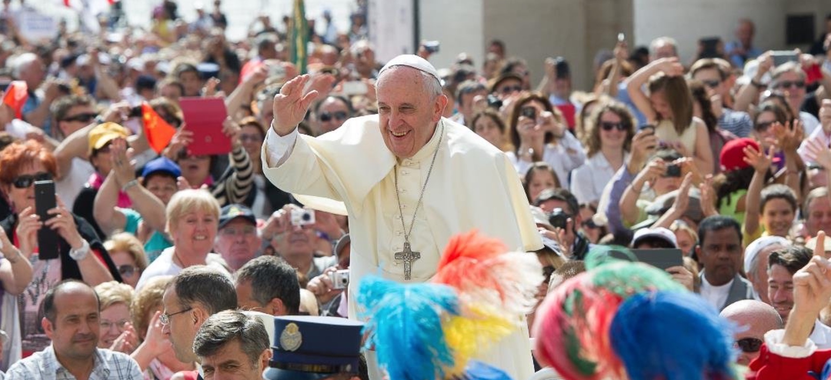 Le pape François saluant la foule lors d’une audience générale © Vatican Media
