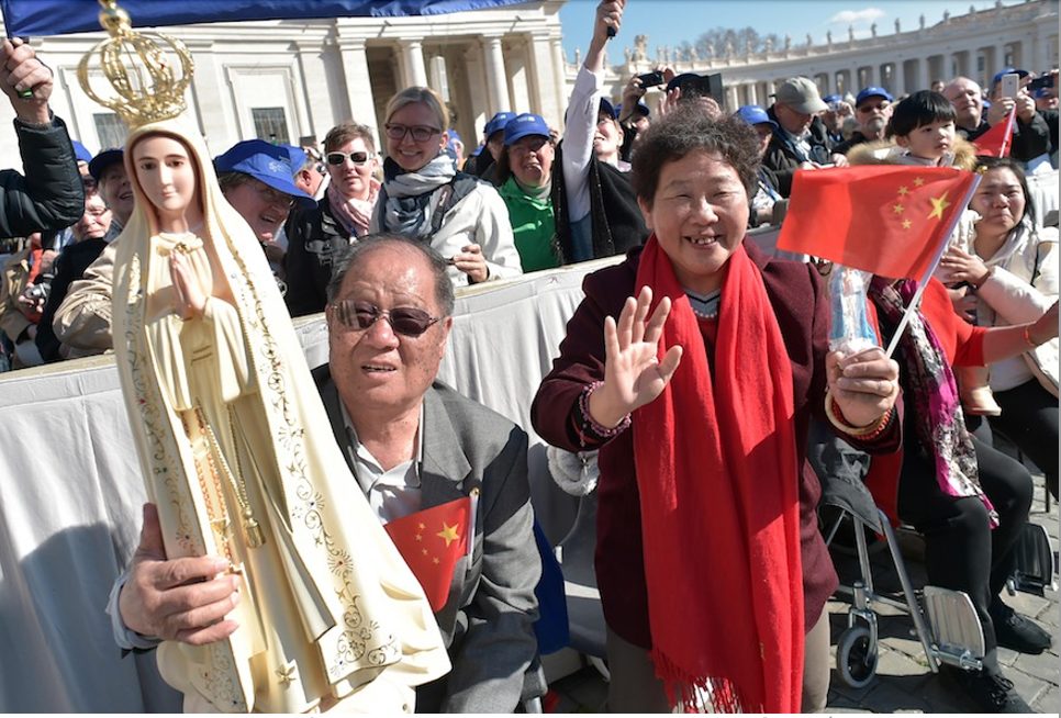 Pèlerins chinois avec une image de Notre-Dame de Fatima © Osservatore Romano