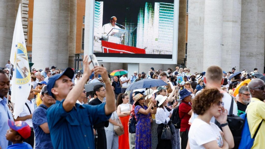 Le pape François vu de la place Saint-Pierre pendant l'Angélus © ANSA