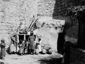 Une mère devant sa maison avec ses enfants, Palestine, vers 1900 © BiblePlaces