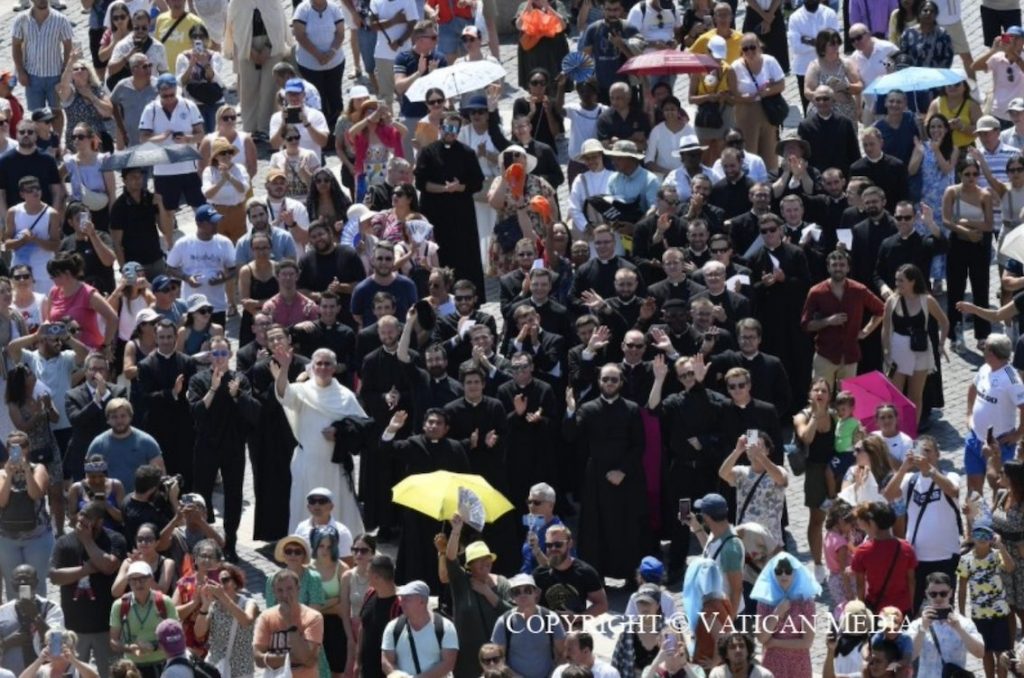 foule lors de l’angélus du 20 août 2023 © Vatican Media