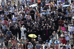 foule lors de l’angélus du 20 août 2023 © Vatican Media