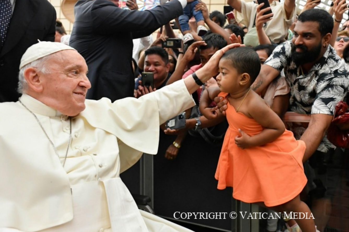 Pape François saluant des participants à l’audience générale © Vatican Media