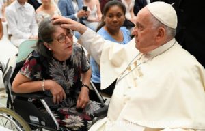 Pape François saluant une personne en fauteuil roulant © Vatican Media