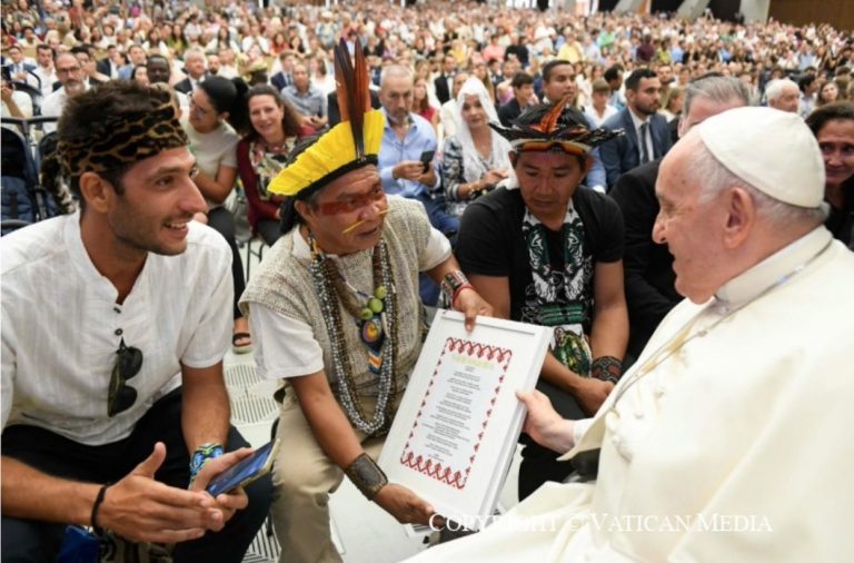 Remise du Notre Père en panoane lors de l’audience générale du 23 août 2023 © Vatican Media