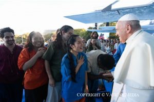 Jeunes saluant le pape François hier © Vatican Media