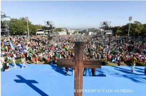 Foule présente pour le chemin de croix © Vatican Media