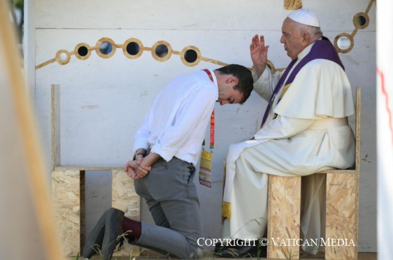 Le pape François recevant la confession pendant les JMJ © Vatican Media