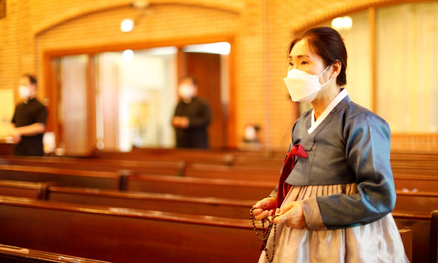 Femme coréenne priant le rosaire. Photo de la paroisse catholique d'Uijeongbu