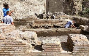 L'équipe D'archéologues Municipaux Lors Des Travaux D'excavation Du Théâtre De Néron À Rome © Soprintendenza Speciale Roma