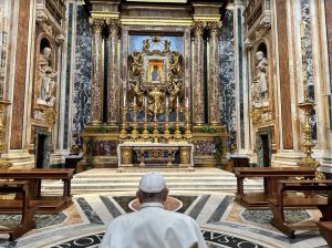 Le pape s’est recueilli devant l’icône de la Vierge Marie ce 30 août 2023 © Vatican Media